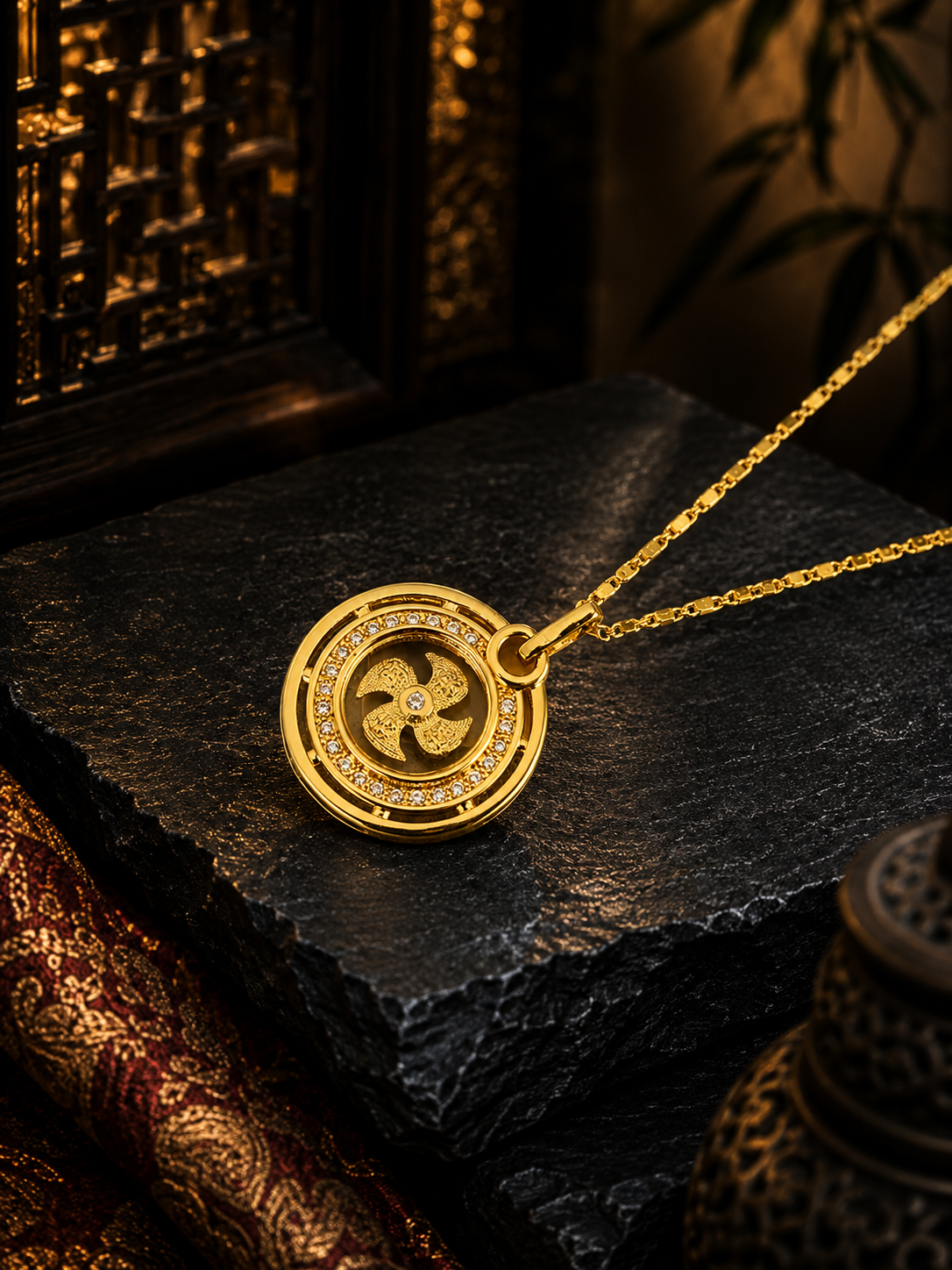 Che Kung Fortune Wheel Necklace｜Gold